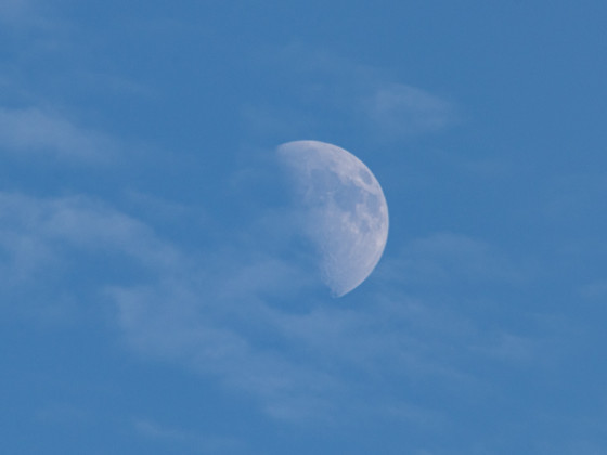 Tageslicht-Mond am 26.07.2023 um 19:30Uhr MESZ