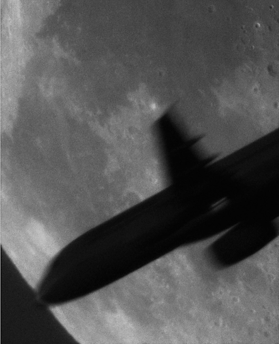 Flugzeug vor Mond