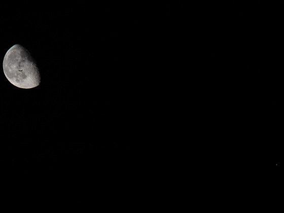 Mond und Jupiter mit Flugzeug als Zugabe am 04.09.23