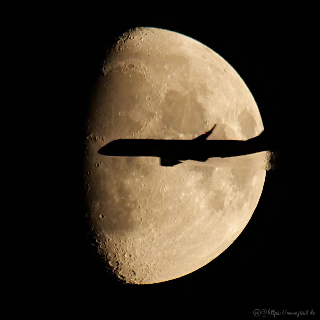 Mond mit Flugzeug