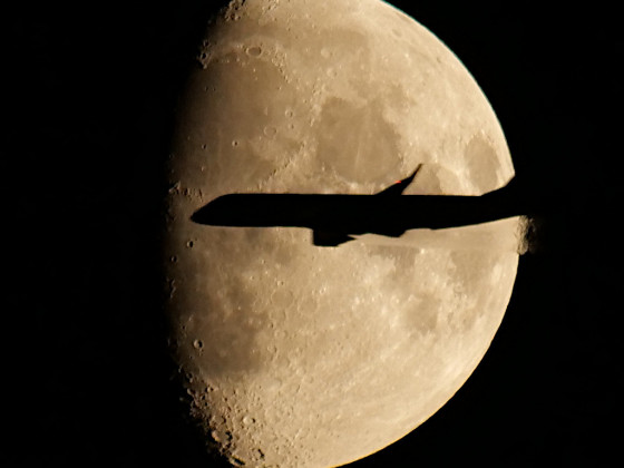 Mond mit Flugzeug