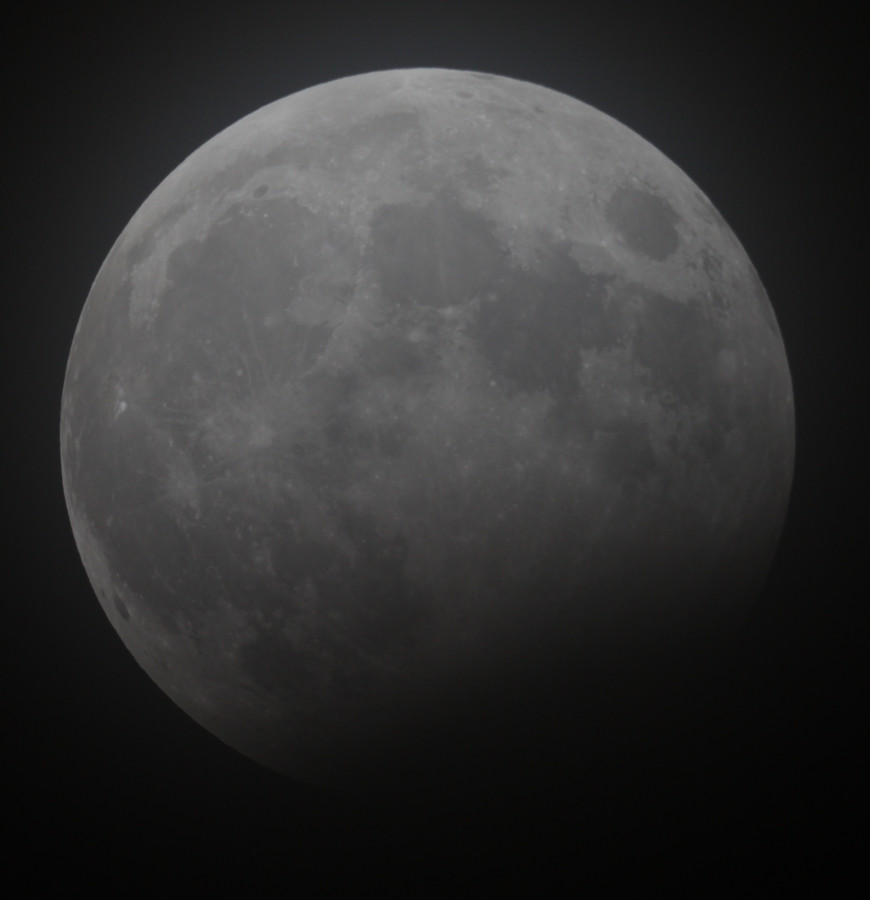 Mond - partielle Mondfinsternis 28.10.2023 - 8" Newton - EOS 700D - Einzelbild