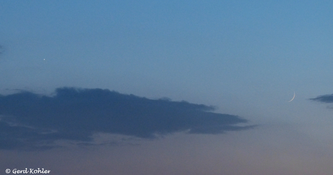 Die schmale Mondsichel bei der Venus.