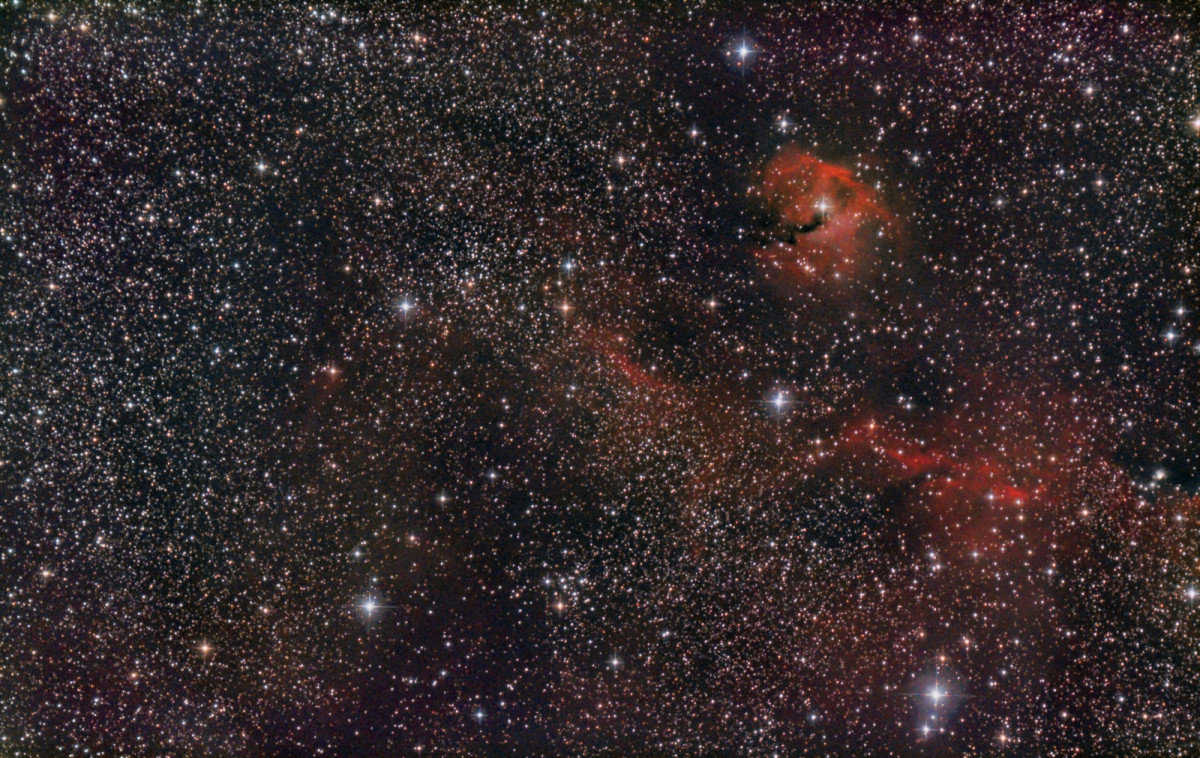 Mövennebel IC 2177 nördl. Teil vom 18.01.24: Sh2-292 oben rechts mit den Sternhaufen NGC 2335 oben u. NGC 2343 unten; 6" f/3 Newton + Canon 77da; 121 min; Optolong l-pro-Filter; bortle 7-8; Norden = oben links;