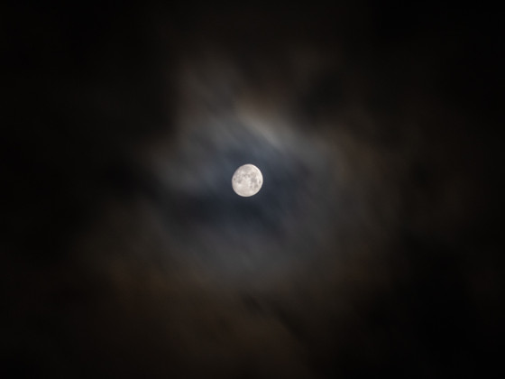Der Mond in einer Wolkenlücke am 23.01.2024