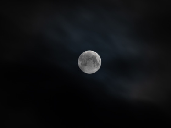 Der Mond in einer Wolkenlücke am 25.01.2024