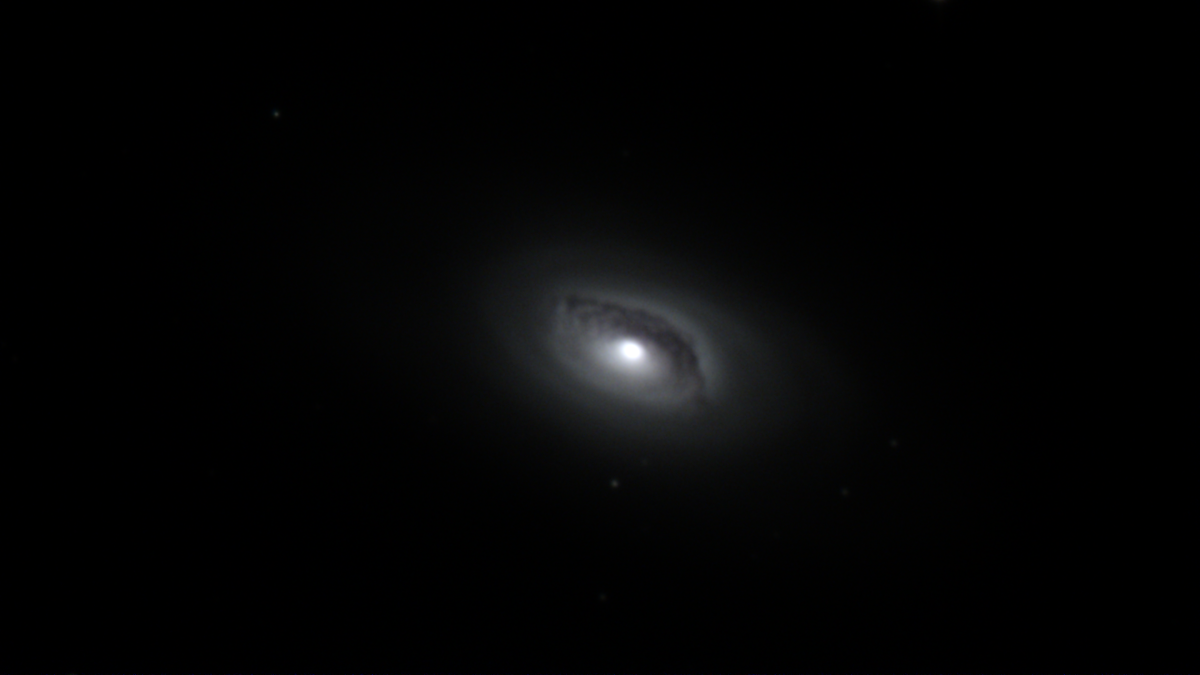 M64 befindet sich im Sternbild „Haar der Berenike“ und ist etwa 24 Millionen Lichtjahre von uns entfernt.