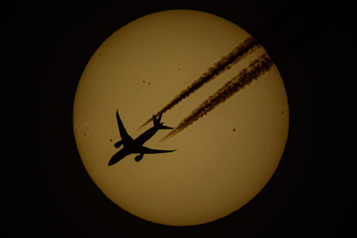 Flugzeug kreuzt die Sonne am 14.04.24