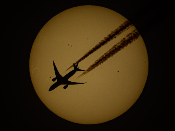 Flugzeug kreuzt die Sonne am 14.04.24