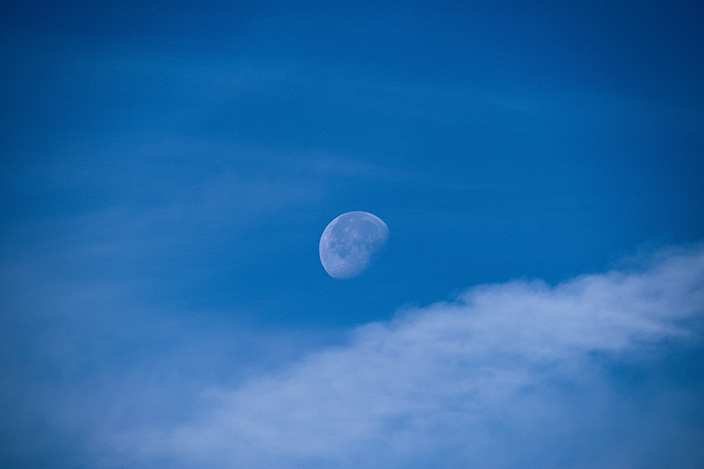 Mond bei Tageslicht vom 25.10.2021