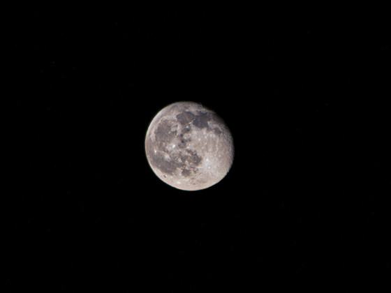 Abnehmender Mond vom 21.12.2021 - freihändiger Schnappschuss mit Canon EOS200D