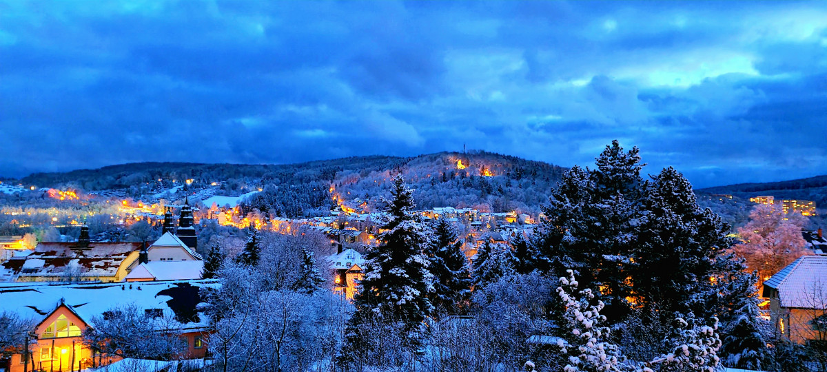 Ein dichtes  Wolkendahintreiben zur blauen Stunde im winterlichen Erzgebirge