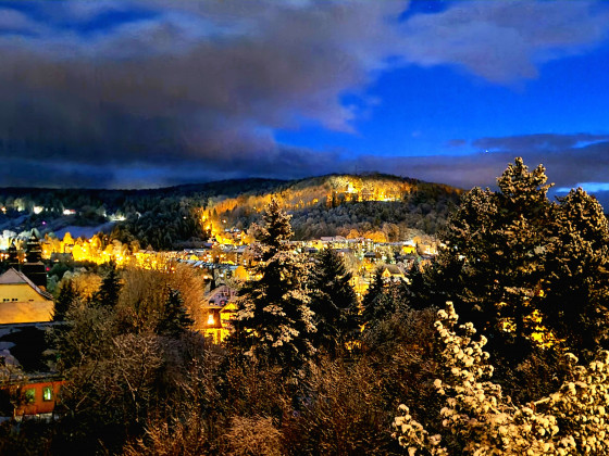 Dichtes Wolkendahintreiben zur blauen Stunde im winterlichen Erzgebirge
