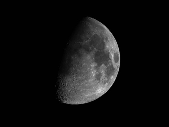zunehmender Mond (57%) am 10.04.2022 mit der Vaonis Stellina
