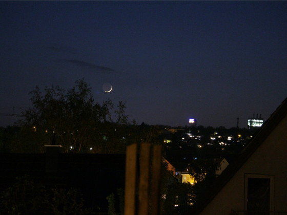 Mond mit Merkur am Abendhimmel