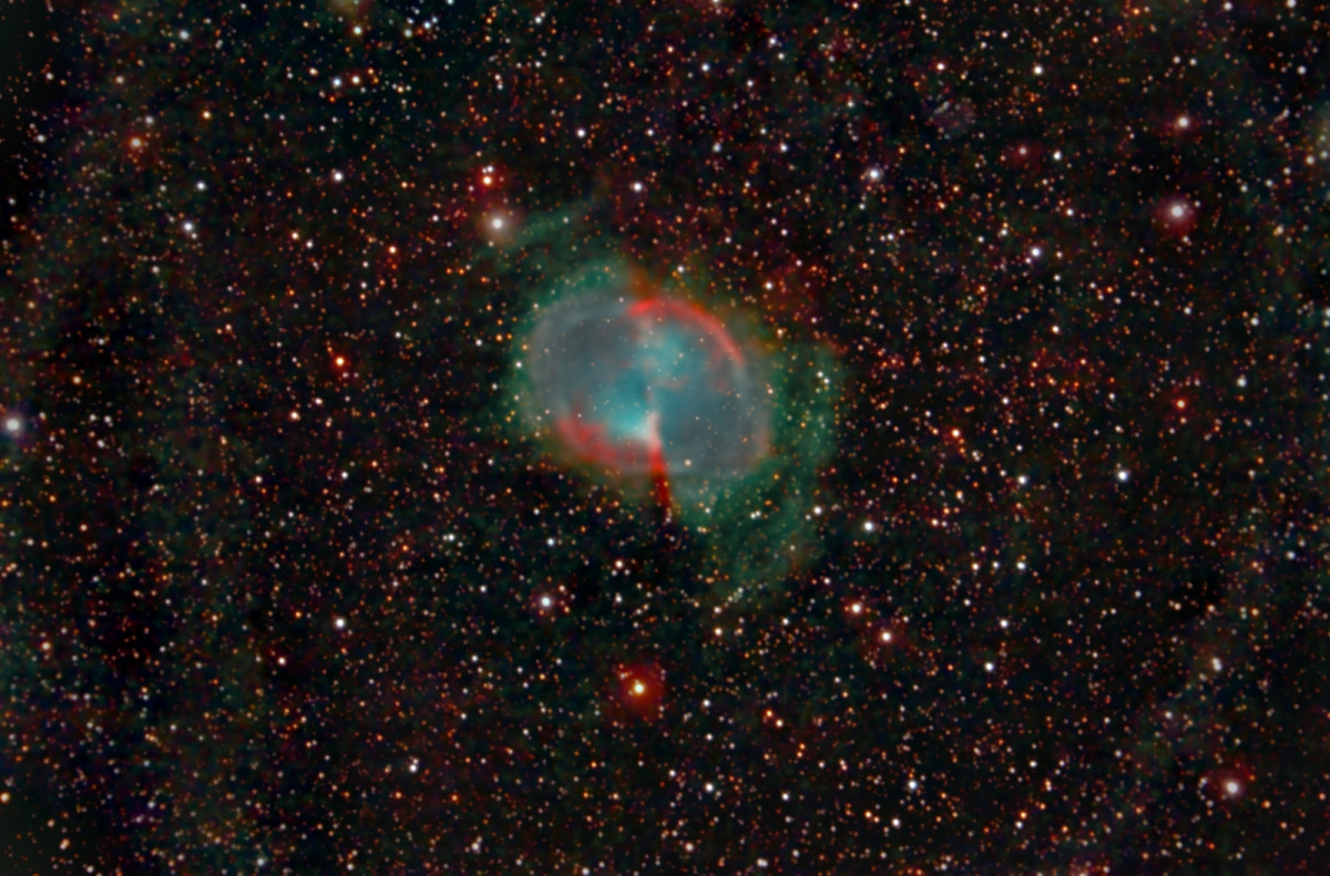 M 27 von 2015: auch mit einem uralten UHC-Filter sind schon Teile des äußeren Halos zu sehen (wenn man das möchte); Mit starnet, Sternmaske, Weichzeichner f. gestreckten Hintergrund
