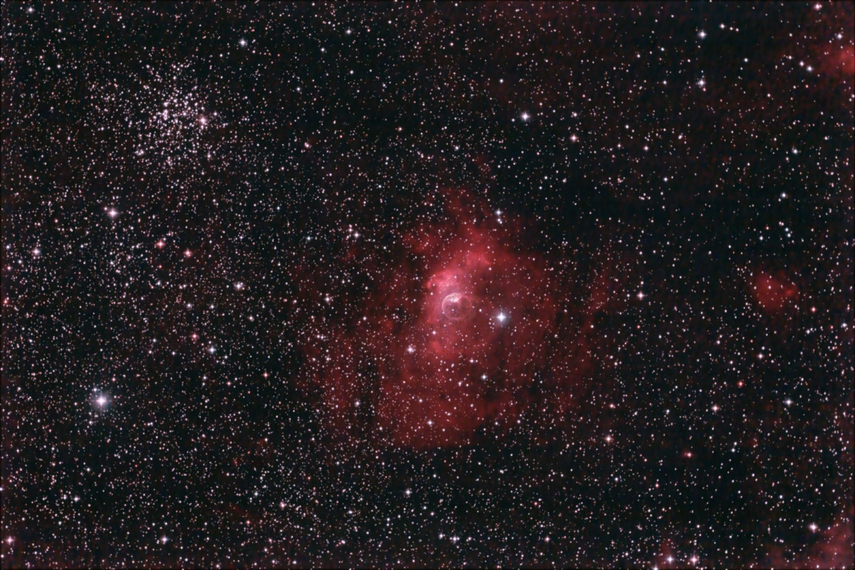 NGC 7635 mit M52: l-enhance Filter mit stärkeren Sternen, die jetzt die Nebelflächen beherrschen; 8" f/4 Newton, Canon 600da; 16x8 min; 28.07.2022