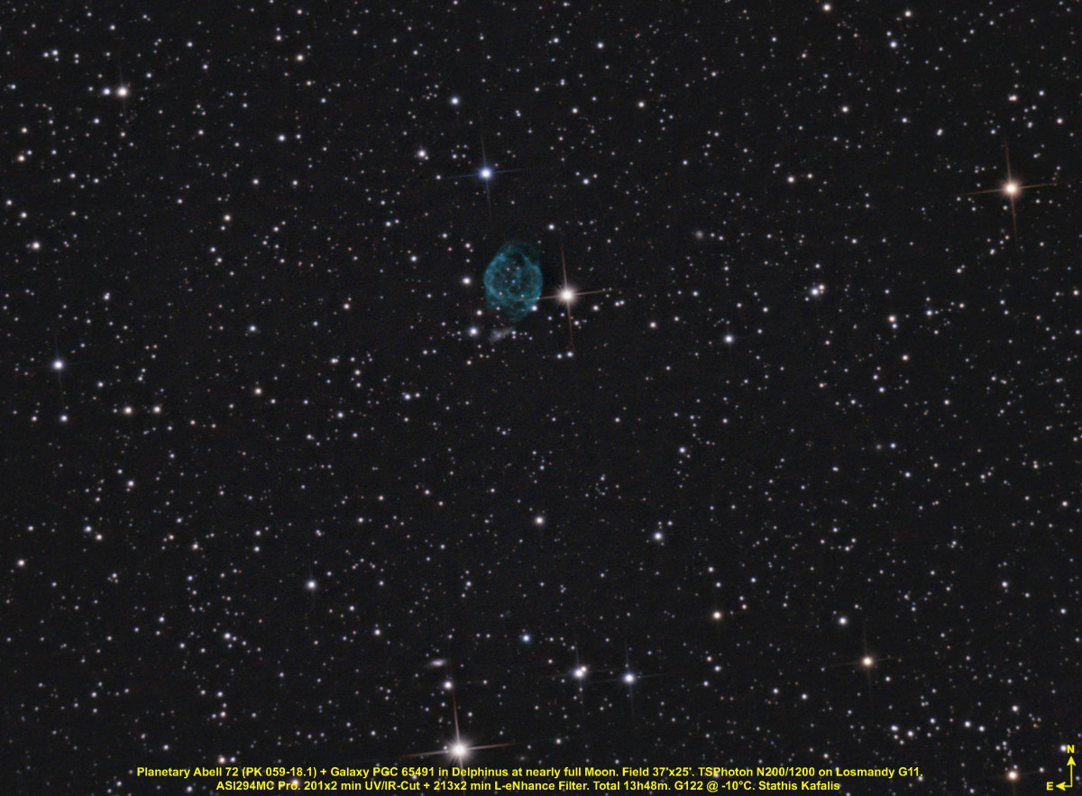 Planetary Abell 72 mit Netzstruktur + Hintergrundgalaxie im Delfin