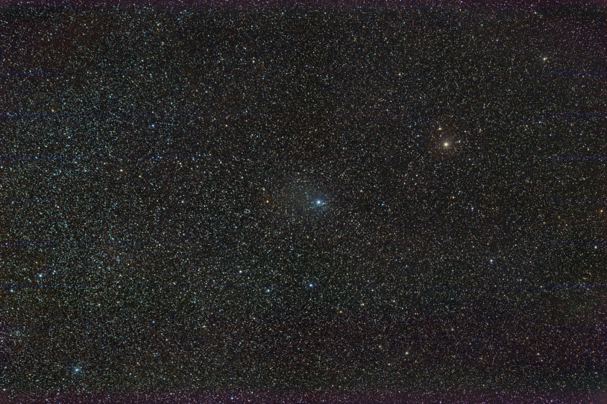 Milchstraßenpanorama um M76 in Cassiopeia; außer dem PN M76 östl. Bildmitte nichts los, trotz des großen Feldes; Samyang 135mm ohne Filter, 53x2 min; wegen Test einer erworb. gebr. Canon 750 da