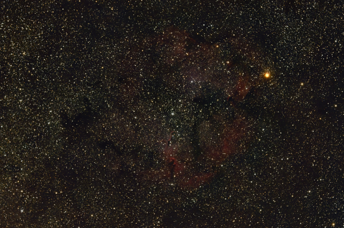 IC1396 (offener Sternhaufen + Globule) und The Garnet Star im Widefield