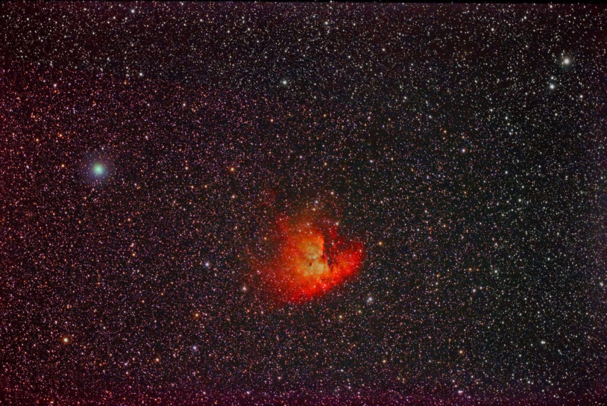 E-Nebel NGC 281 Weitfeld: 80er APO bei 384 mm: Canon DSLR; 17x10 min von 2019 mit Nebelf. gemischt mit: 2017: 26x6 min mit Baader Skyglow F.: nur die Farben der Sternmaske wurden verwendet; N = links