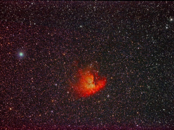 E-Nebel NGC 281 Weitfeld: 80er APO bei 384 mm: Canon DSLR; 17x10 min von 2019 mit Nebelf. gemischt mit: 2017: 26x6 min mit Baader Skyglow F.: nur die Farben der Sternmaske wurden verwendet; N = links