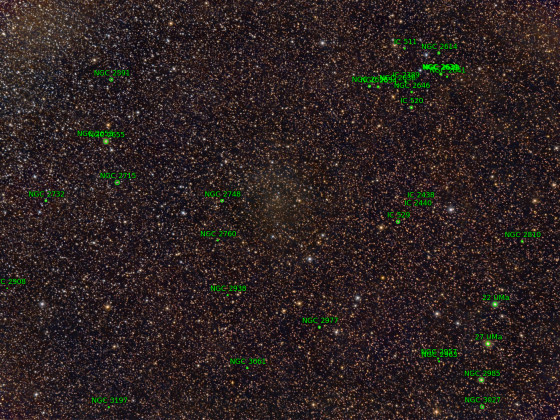 seltenes Weitfeld 135 mm, weit außerhalb der Milchstr. (trotz der erstaunl. vielen Sterne!): Giraffe/Großer Bär Bereich, nur winzige Galaxien; 79x2 min ; Rest v.m NGC 2633/34 Projekt vom März 2020; N = links