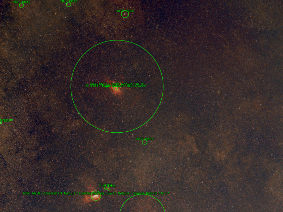 M 16 M17 Weitfeld mit dem Samy 135 mm vom 04.07.2019; nur 45x20 sec mit der Canon 77da Kamera; beschriftet; Norden ist ungefähr oben