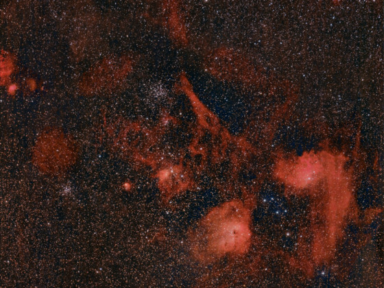 aus Langeweile: neubearbeitet vom 25.12.2021: auriga weitfeld mit Samy 135mm, V4-Nebelfilter; Canon 77da; 2h 6 min; Rot der Nebel verstärkt, Sterne aber nicht; Ausschnitt, Norden ungef. oben