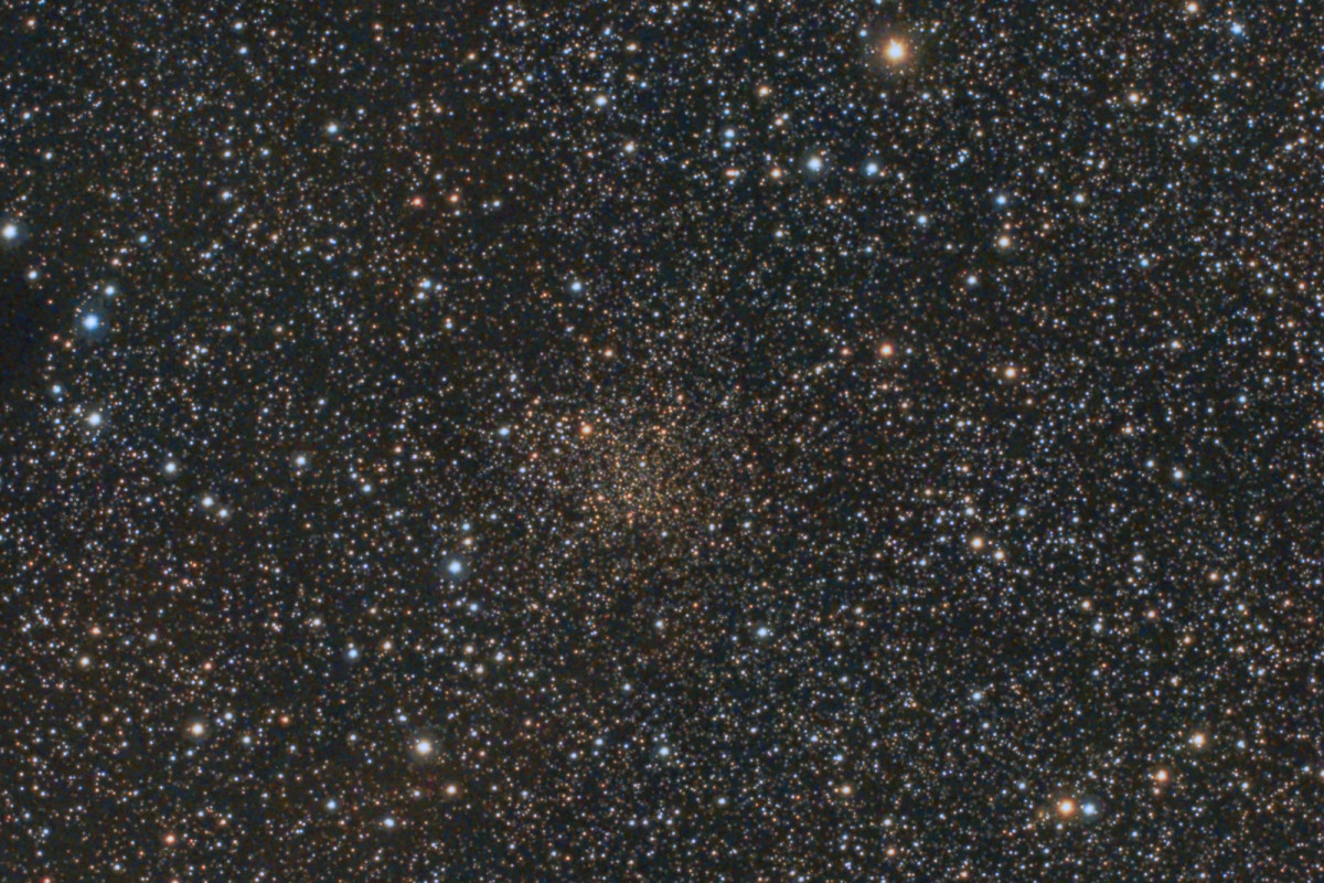 noch einen Trumpler 5 Sternhaufen in Monoceros vom 12.01.2021 gefunden: 80/480 APO bei 384 mm mit Baader-Skyglow-Filter; ein Ausschnitt vom 12.01.21, kein altes gezeigtes Mosaik; Canon 77da;