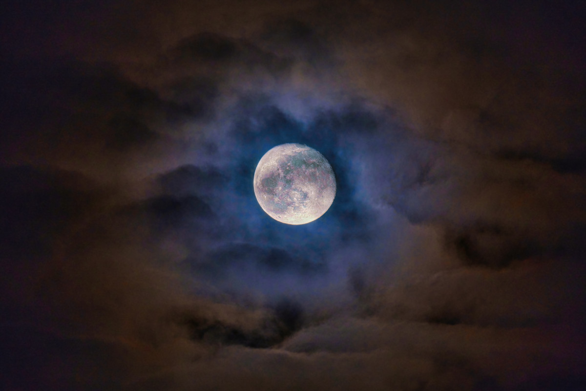 Mond in den Wolken