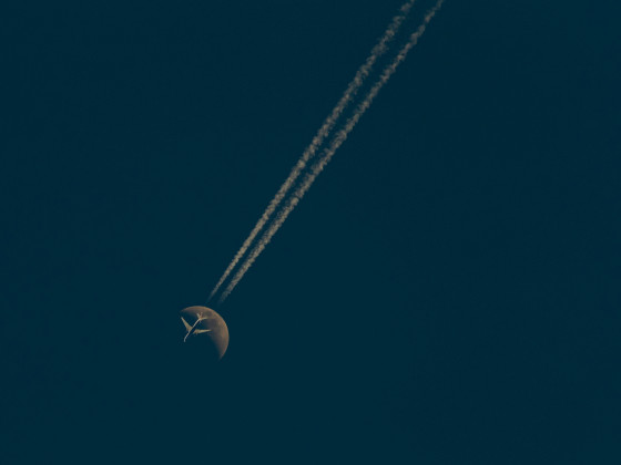 Endlich mal geklappt - Flugzeug kreuzt den Mond