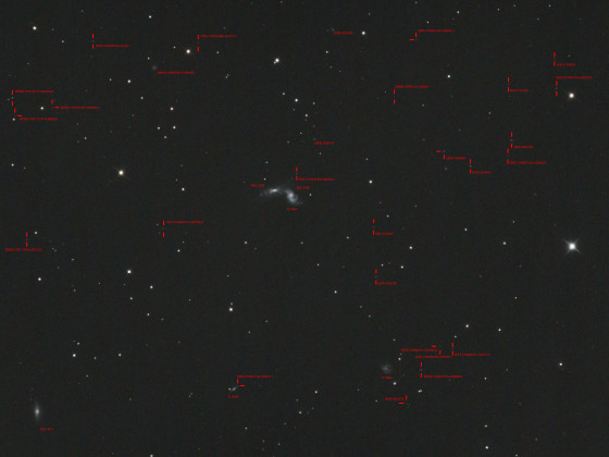 Arp 270 – NGC 3395 und NGC 3396 mit Beschriftung einiger Hintergrundobjekte