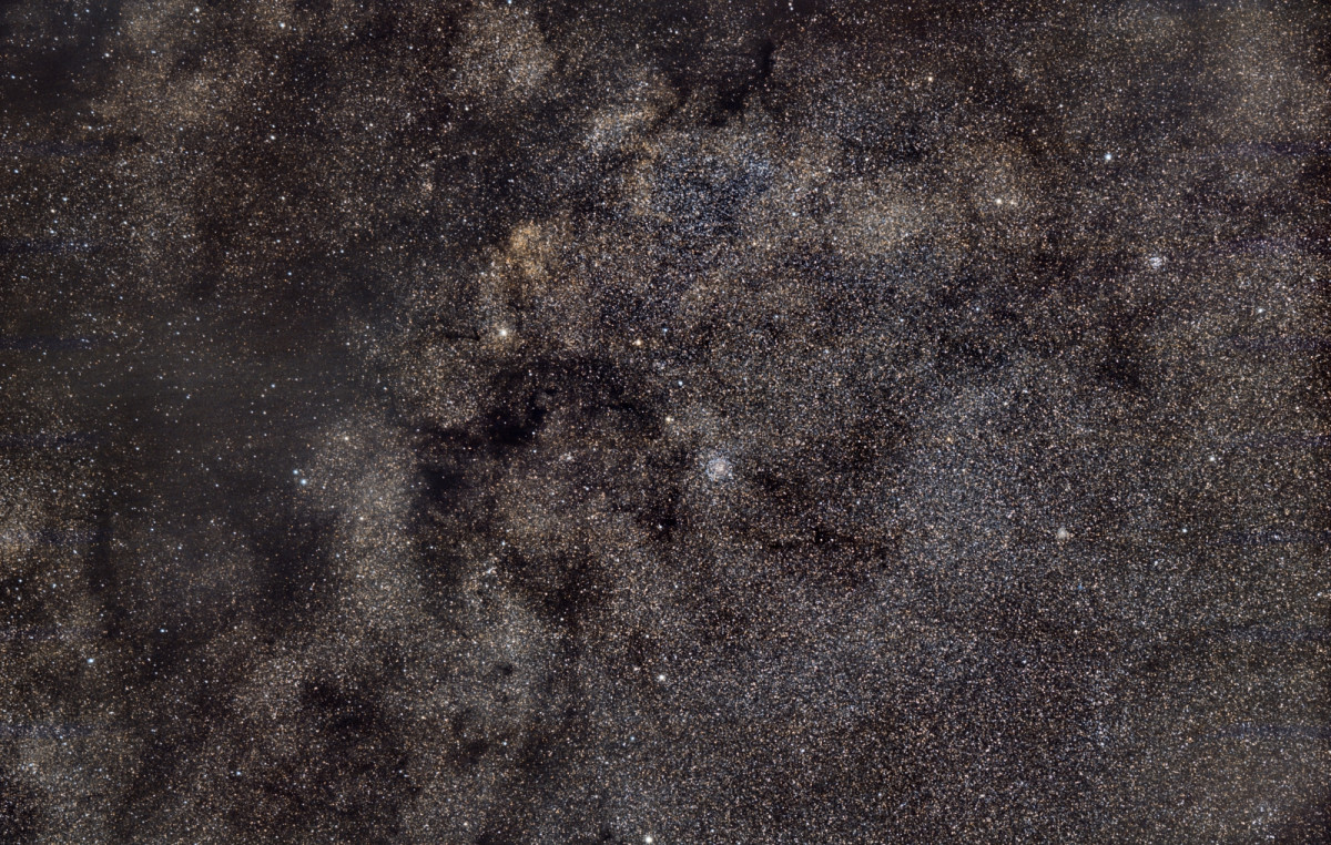 M11 (Wildentenhaufen) im Sternbild Scutum: Samyang 135 mm; Weitfeld; Canon 750da; 239x32 sec; kein Filter; vom 24.05.2023; Bortle 7-8 im SO bis S; Norden = links! viele Barnard-Dunkelnebel im Umfeld;