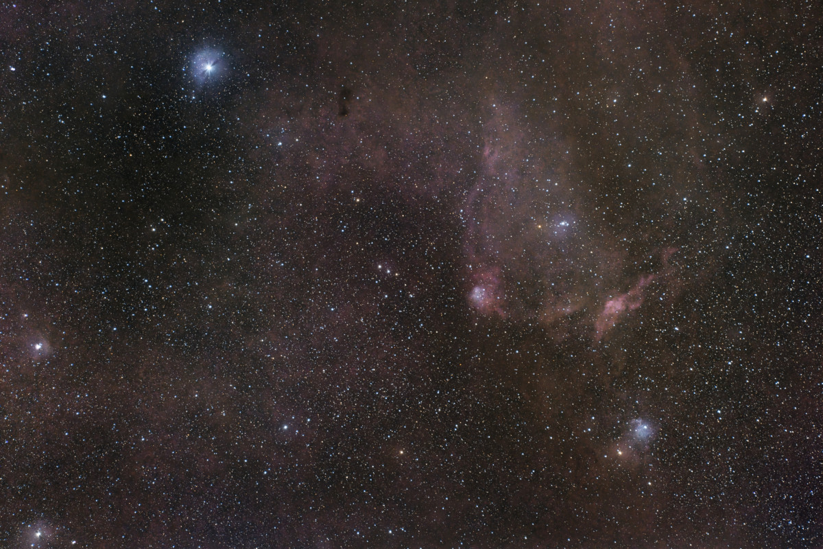 Alderamin mit Sh2-129 (Flying Bat Nebula)