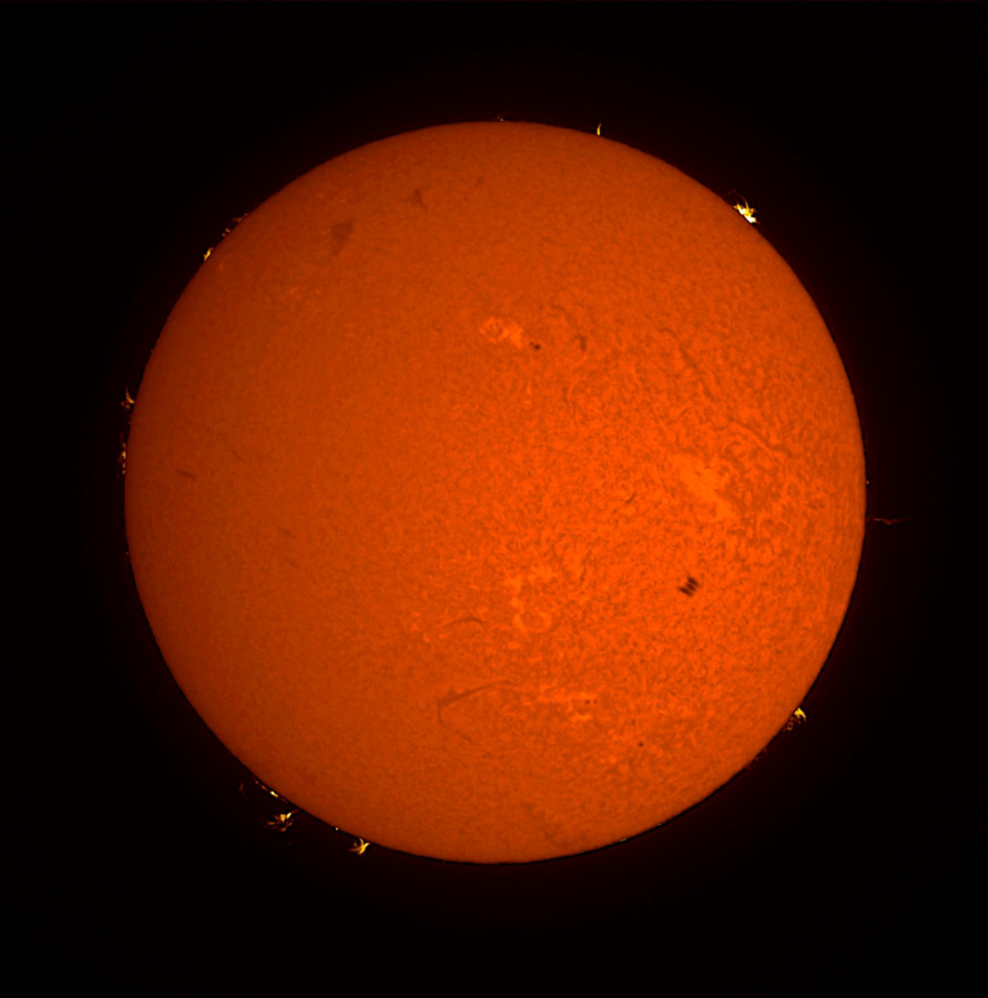 Sonne im H Alpha Licht mit ISS