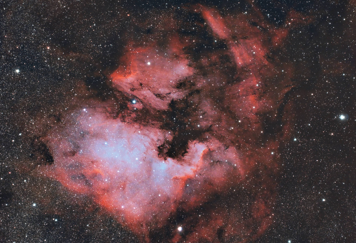 Sh2-117 mit NGC 7000 - Nordamerikanebel (unten) und IC 5070 - Pelikannebel (mittig oben)
