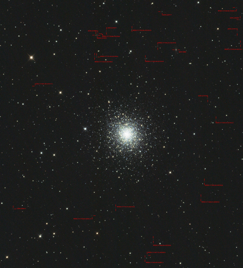 Messier 92 im Hercules und einige beschriftete Hintergrundgalaxien
