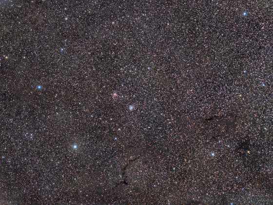 NGC6946/6939 widefield; Norden=links!! 25.06.2023; Samyang 135mm; Canon 750da; 247x32sec; uvir-Filter; bortle 6-7 im NO; unten=Dunkelnebel B150; die DN's rechts finde ich nicht im DeepSkyAtlas...