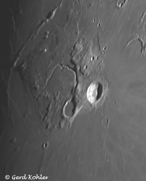 Der Krater "Herodotus" mit dem "Vallis Schröteri".