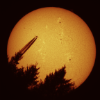 Sonne vom 04.03.2026 mit Flugzeugtransit vor der Sonne