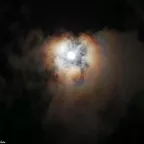 Irisierende Wolken mit Mond, Mars und Aldebaran.
