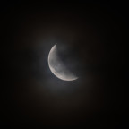Der Mond (40%, abnehmend) hinter den Wolken am 04.02.2024