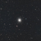 Ein früher M13 im etwas weiteren Feld (aufgenommen mit dem 72/400er Apo)