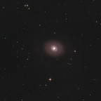 M94 bei ca. mag 4,2 Himmel; der Kern wurde extrem geschärft, 1,1"/Pixel, 800mm f/4 Canon 600da; ist vielleicht was für Kurzbelichter?
