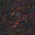 Spaghetti Nebel Simeis 147 bei dunstigem Himmel bortle 6 vom 17.12.23: Samyang 135mm + Canon 77da; IDAS V4 Nebelfilter (60nm GB +16 nm Ha); 378x30 sec; für eine DSLR kaum erreichbar, stark gestreckt