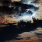 Der Mond hinter Wolken am 25.02.2024