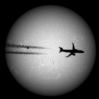 Flugzeug vor Calcium-Sonne