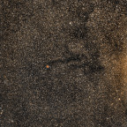 Dunkelnebel Barnard 168 Region im östl. Cygnus; rechts = M 39; links = NGC 7209; Norden = ungef. oben!; Samyang 135mm; Canon 750da; 225x32 sec; kein Filter; bortle 6-7 im NO; vom 26.05.2023;