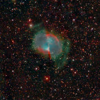 M 27 von 2015: auch mit einem uralten UHC-Filter sind schon Teile des äußeren Halos zu sehen (wenn man das möchte); Mit starnet, Sternmaske, Weichzeichner f. gestreckten Hintergrund